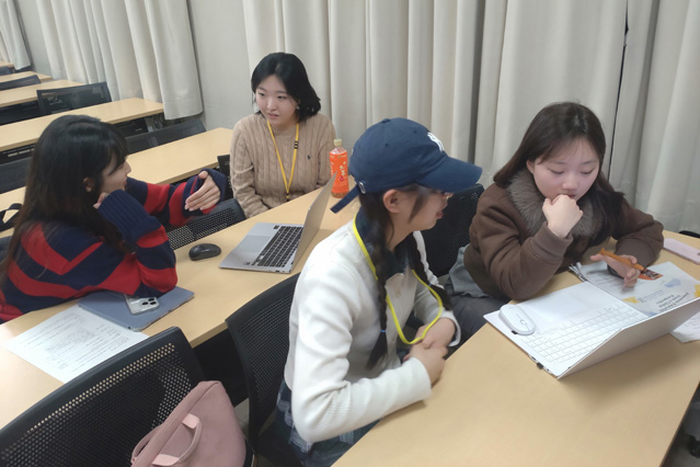 プレゼンテーションの準備をする研修生