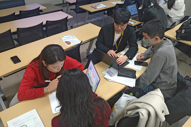 プレゼンテーションの準備をする研修生