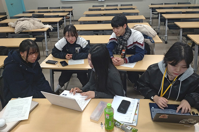 プレゼンテーションの準備をする研修生