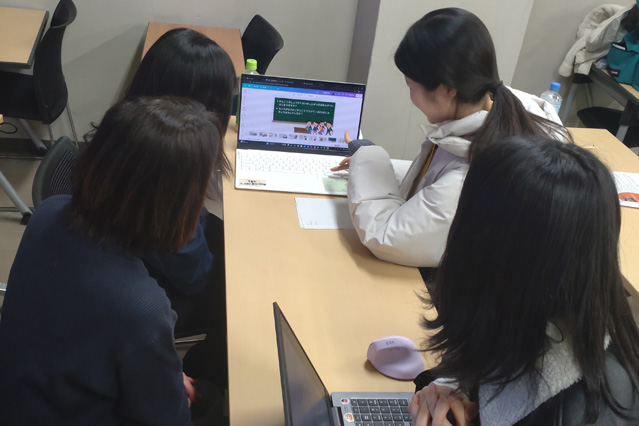 プレゼンテーションの準備をする研修生