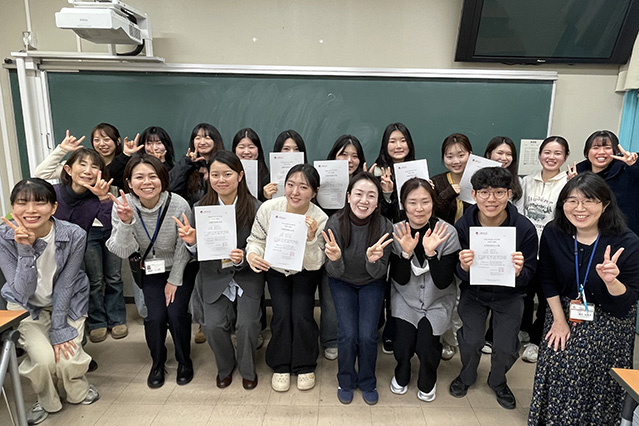 修了書を手にした研修生たち