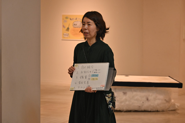 対話型鑑賞について生徒に説明する花田教諭