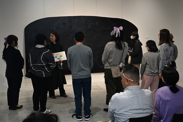 作品を見て感想を話す生徒たち