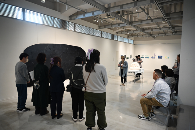 鑑賞した作品を制作した学生から作品に込められた思いを聞く様子