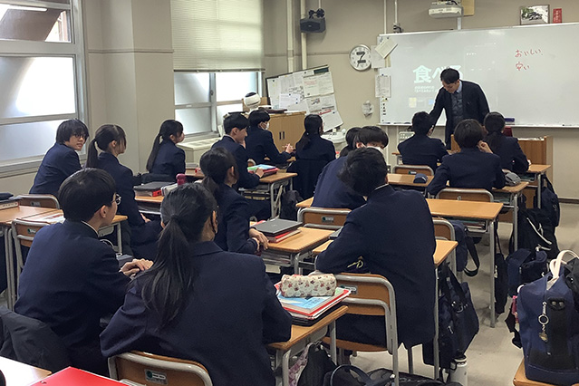 教室で授業する様子