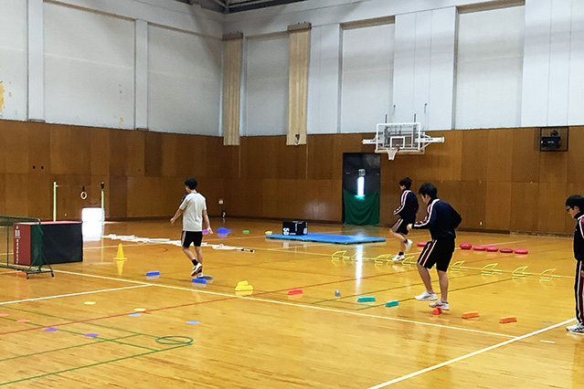 体育館で授業する様子