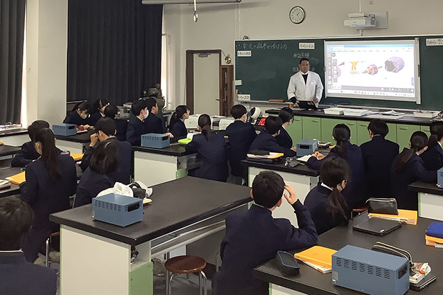 移動教室で授業する様子