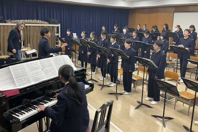 指導をもとに実際に生徒指揮をとって合唱している様子