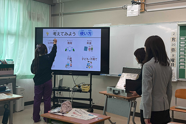 テレビを使用してプログラムを行う様子