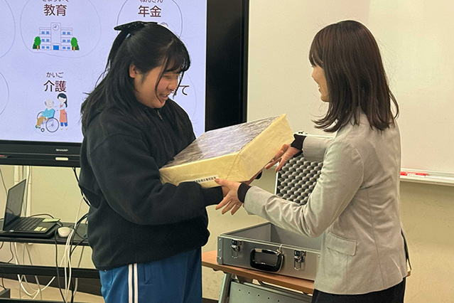 税金のことを学習する様子