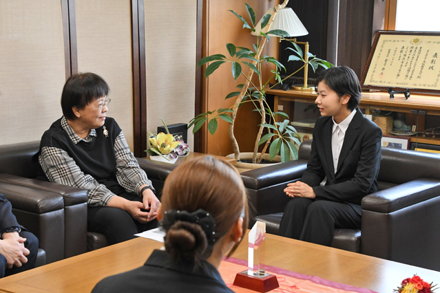 岡本学長に作品に込められた思いを話す飯尾さん