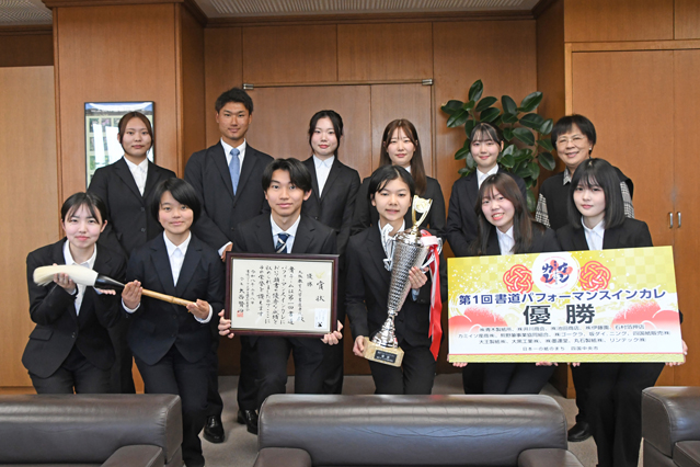 トロフィーや賞状を手に記念撮影