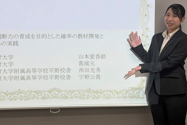 表彰状と記念撮影する山本さん