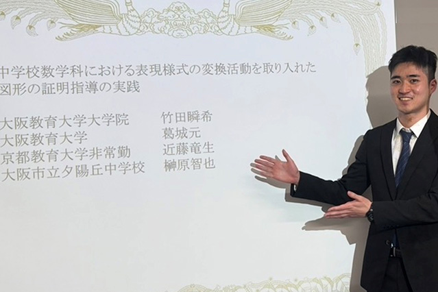 表彰状と記念撮影する竹田さん