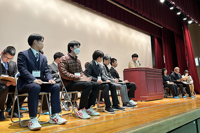 審査員から評価を受ける様子