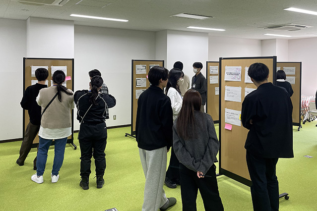 卒業研究の要約を閲覧する学生