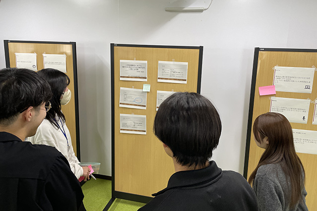 卒業研究の要約をもとに討論する学生