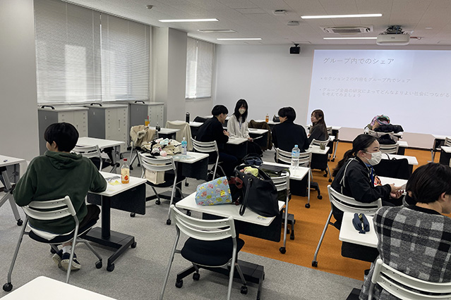 グループごとに振り返りを行う学生