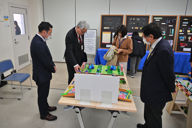 企業ブースで自由研究用教材を試す様子