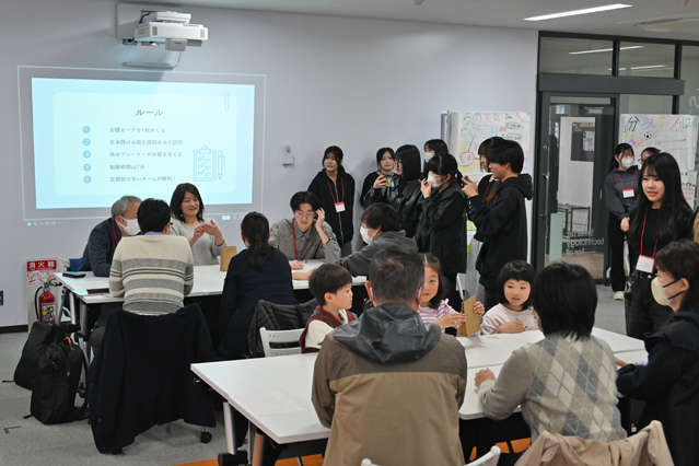 英語でお題を伝えるアクティビティ実施の様子