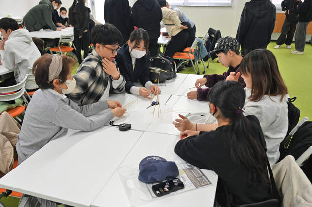 紙粘土と竹ひごでタワーを作っている様子