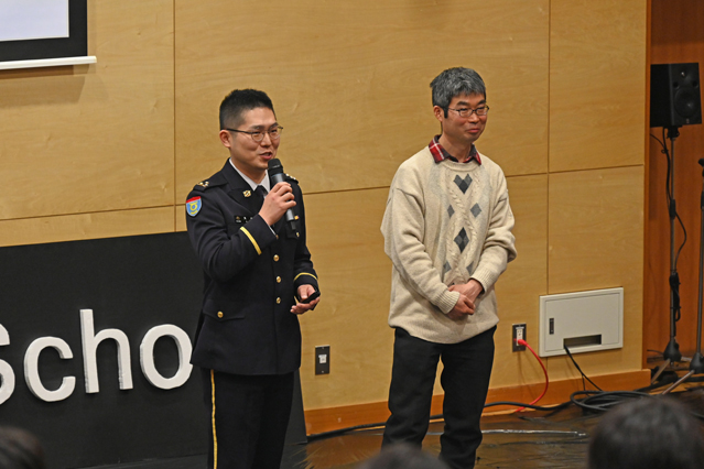 参加者からの質疑応答に応じる大出氏と青木氏