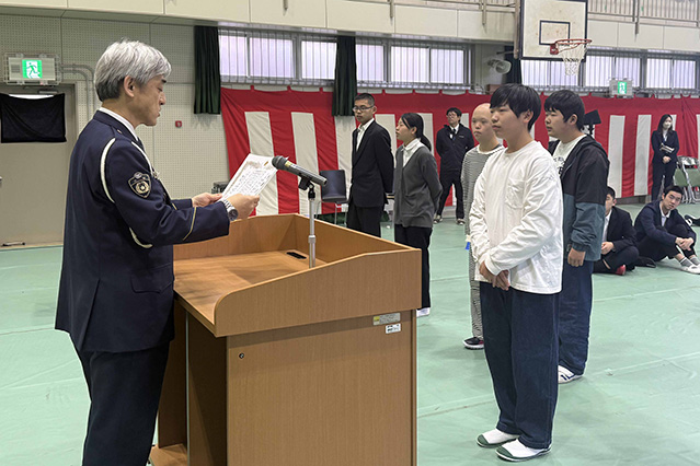平野警察署交通課より感謝状を受け取る様子