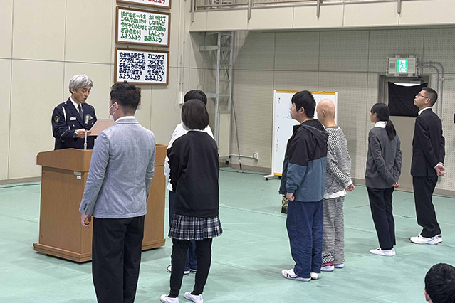 感謝状を受け取る学生の様子