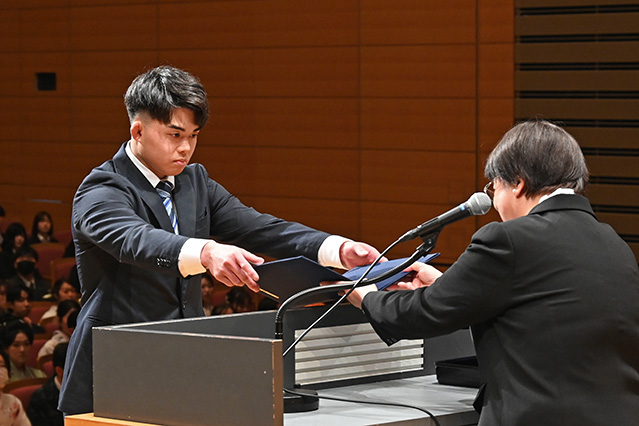 表彰状を受け取る宮本さん