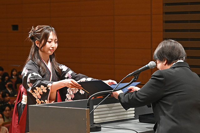 表彰状を受け取る鈴置さん