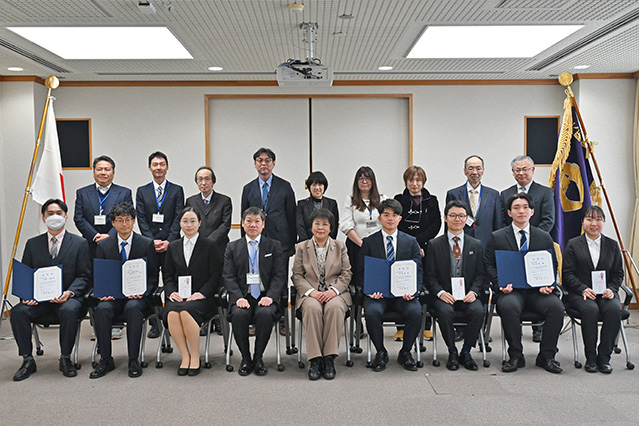 学長特別表彰授与式の集合写真