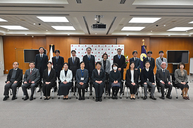 学長と勤続20年者の集合写真