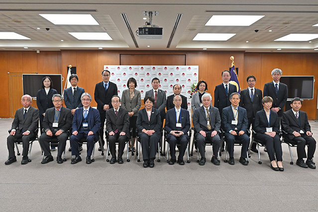 学長と退職者の集合写真