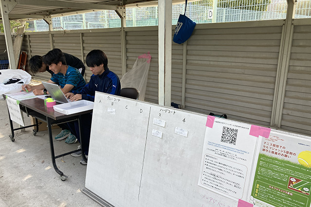 学生が運営を行う様子