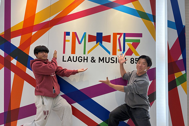 FM大阪で写真撮影をする木村さんと簑田さん