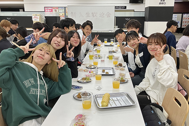 デザートや飲み物を楽しむ様子