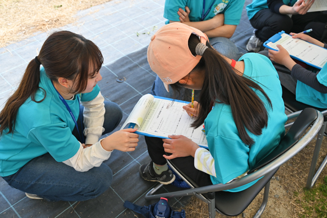 プログラム中に見つけた「なんで？」について振り返りをしている様子