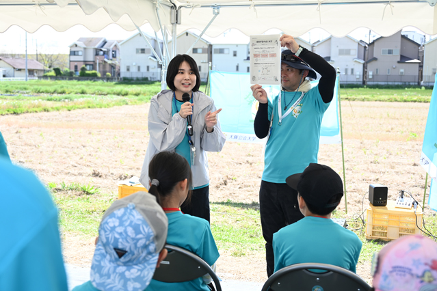 作例を示しながら探究新聞の作り方を講義する岡部特任講師