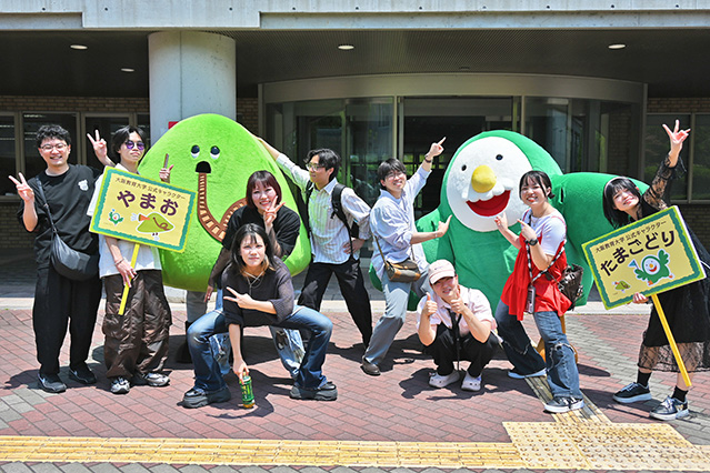 本学公式キャラクターと学生の様子