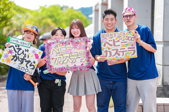 出店を宣伝する学生の様子