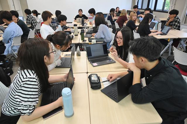 楽しそうに議論する学生たち