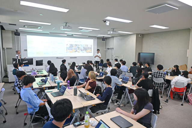 講師の話に集中している学生たち