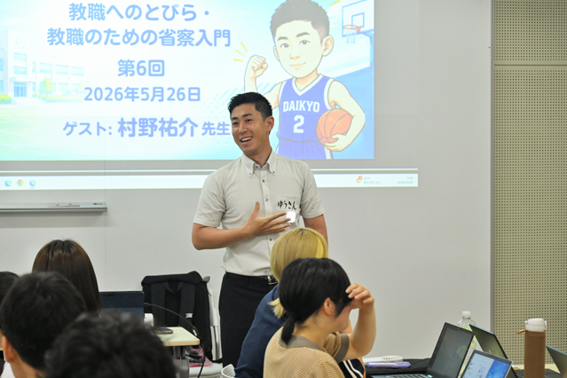 胸ポケットに入れたやる気スイッチ（ライト）を光らせる村野氏