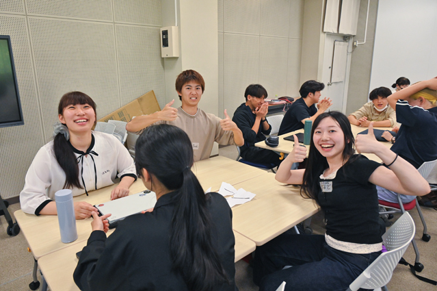 ガッツポーズをとる学生たち