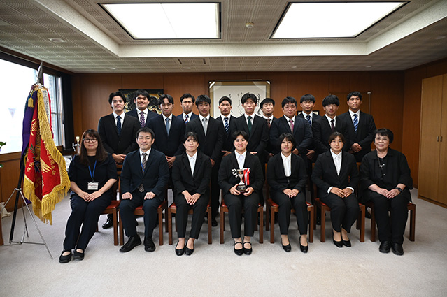 学長と記念写真を撮影する様子