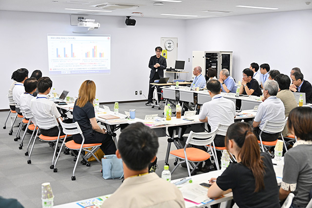 中村講師が授業紹介する様子