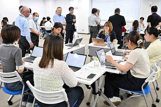 学生と企業が意見交換する様子
