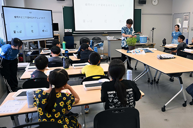 ミニ講義を受ける小学生の様子