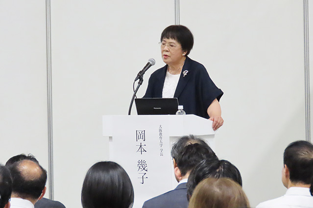 岡本学長が講演している様子