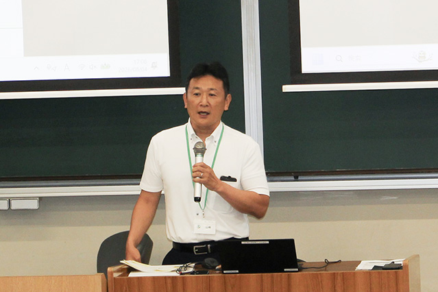 山崎支店長が講演する様子